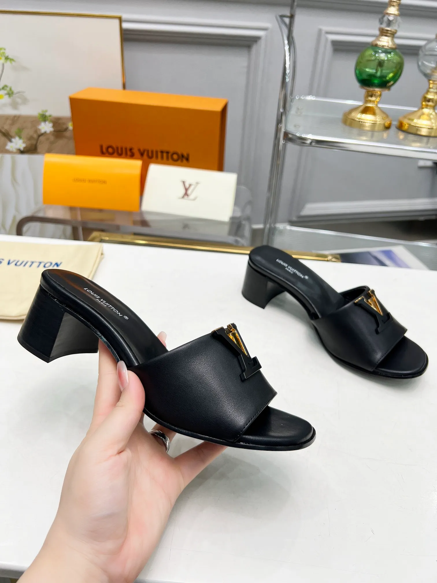 👟👟Ex-factory price 460👟👟Louis Vuitton/Louis Vuitton women's new sandals LV SUNSET COMFORT flat sandals are made of exquisite cowhide and sheepskin lining, the uppers show handicrafts, and are matched with genuine leather soles*@wearing experience. LV logo hardware buckle on upper, size 35-42